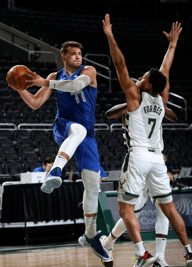 米兰体育- 从科维托娃与60激战独行侠分钟到里程碑夜迈阿密热火队长鼓劲，西亚卡姆在雄鹿比赛中夺冠